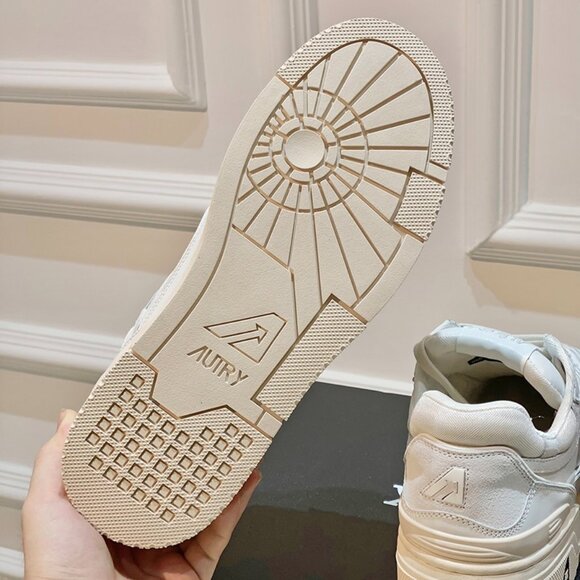 Autry Medalist Low-Top Leather Sneakers - Picture 6 of 6